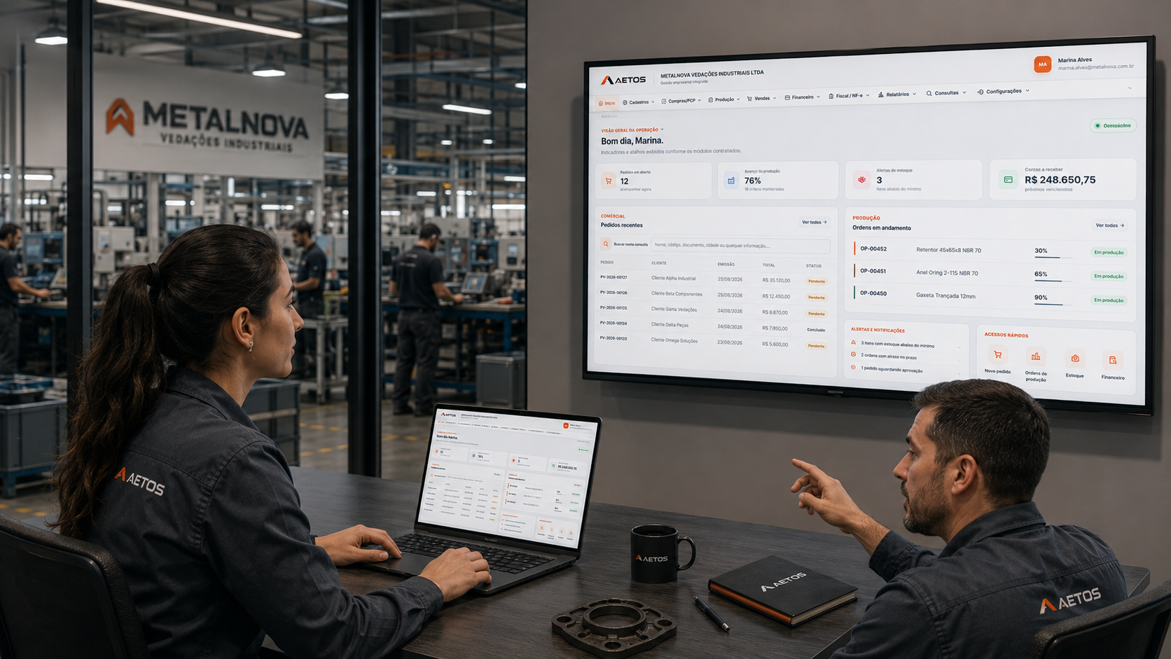 Equipe industrial analisando o AETOS ERP em uma fábrica