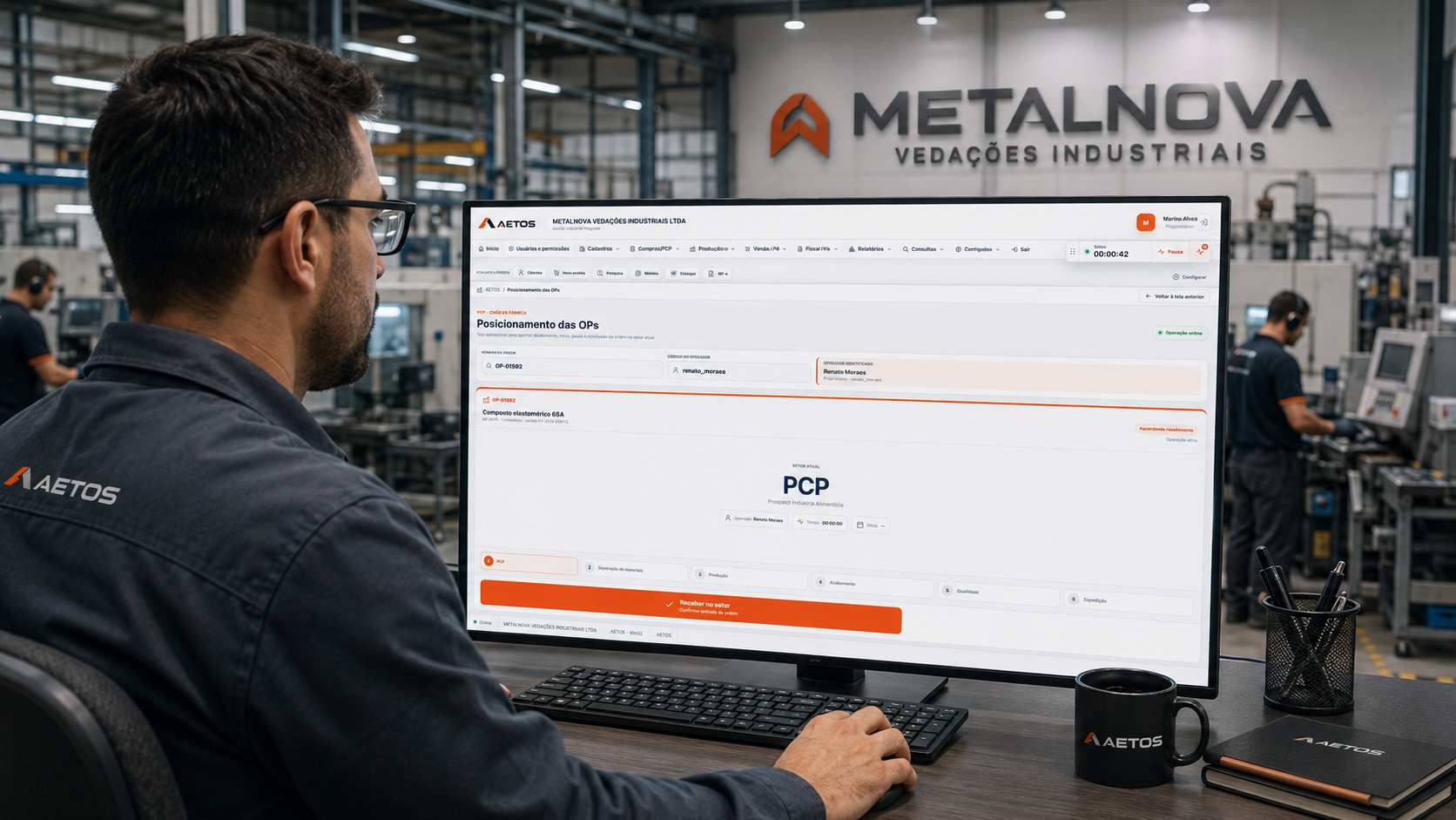 Operador industrial usando o AETOS ERP no chão de fábrica