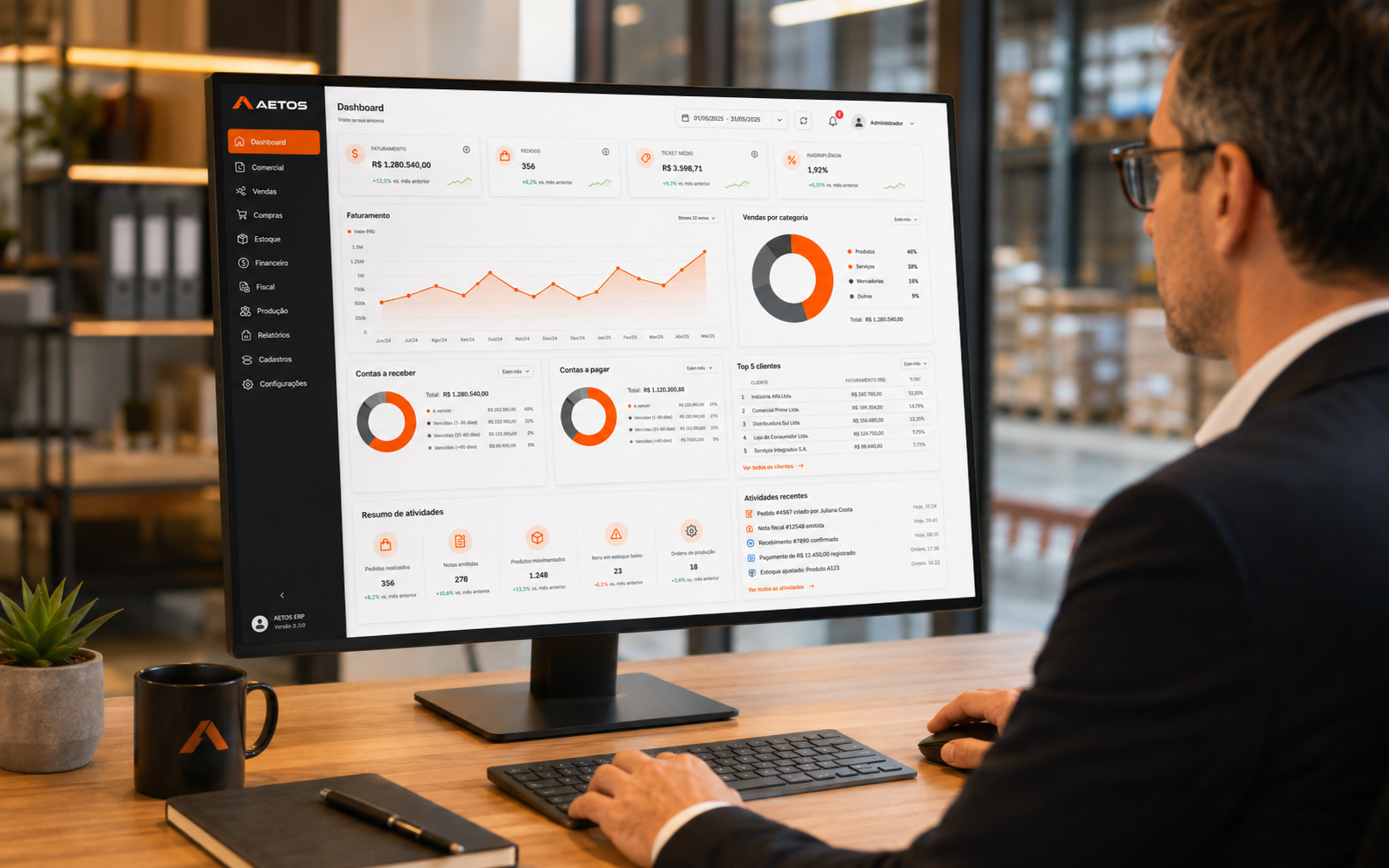 AETOS ERP em estação de trabalho executiva